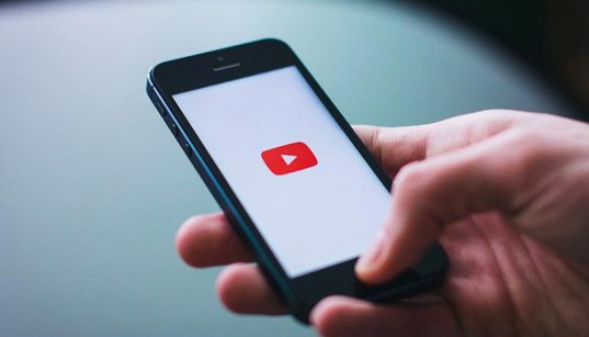 Apprenez à écouter YouTube en arrière-plan sur iOS et Android sans coupure
