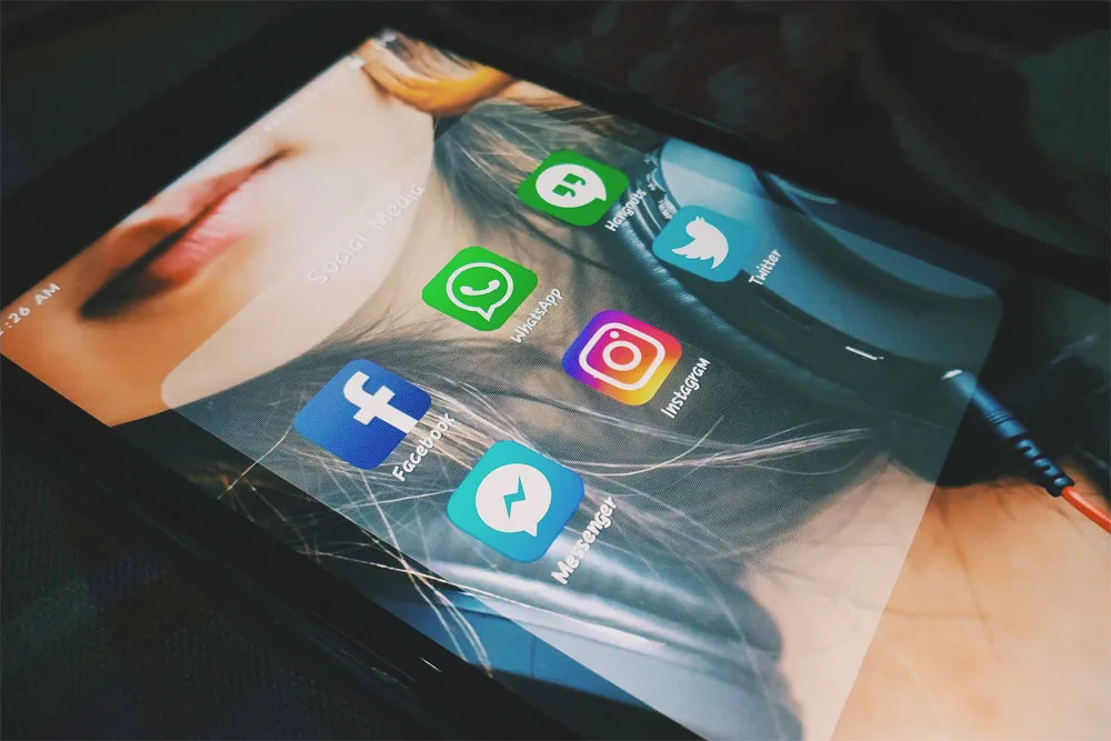 facebook messenger activer theme sombre emoji avis
