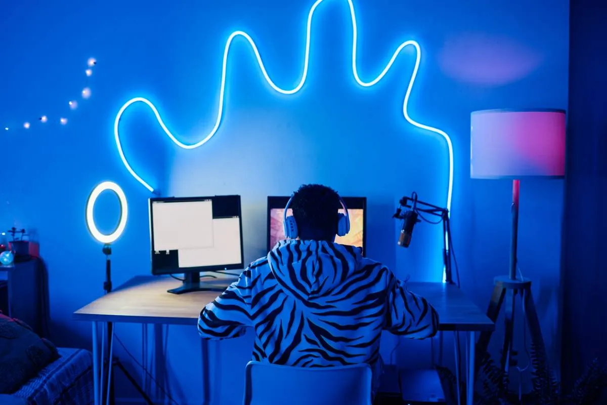 Salle de jeu captivante : le rôle clé des néons gaming