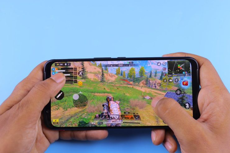 Un smartphone Android et un petit jeux pour passer le temps