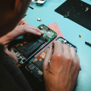 Écran de smartphone cassé ? Ces astuces à connaître absolument !