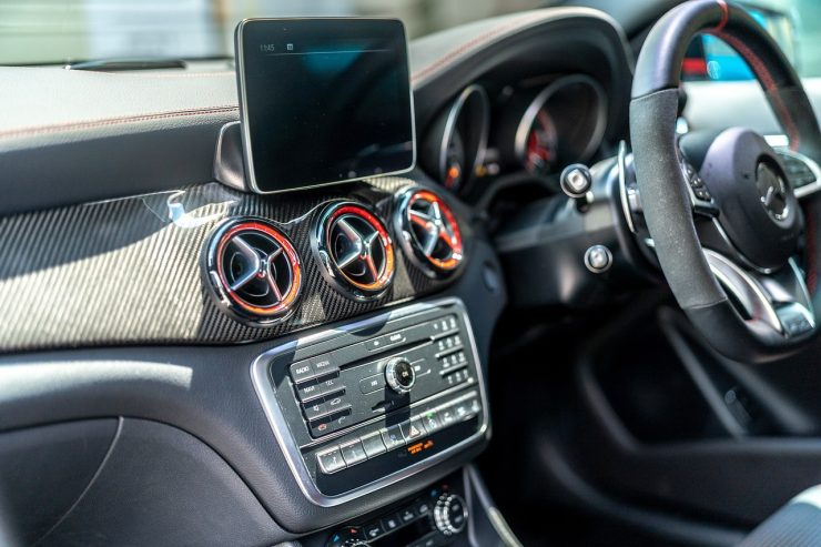 Top 5 des interfaces d’infodivertissement des constructeurs automobiles
