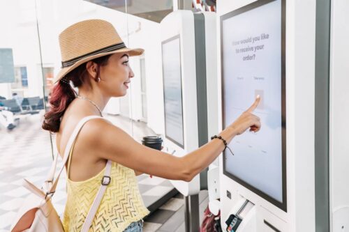 Optimiser l'expérience utilisateur avec les bornes tactiles dynamiques