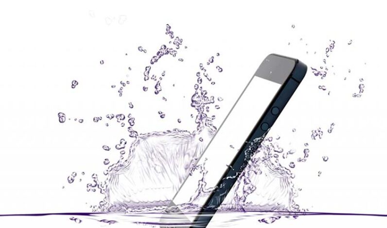 Comment réparer un smartphone tombé dans l'eau ?