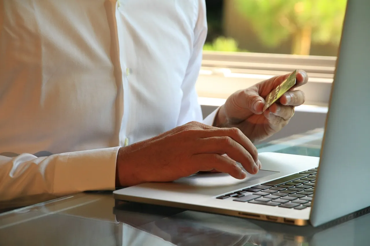 Pourquoi opter pour la comparaison des prix avec un comparateur avant tout achat en ligne ?
