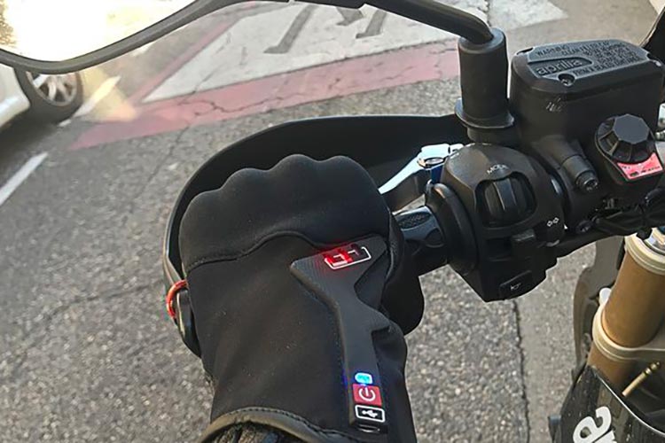 Toulouse: Ils créent un gant connecté pour prévenir les motards du danger