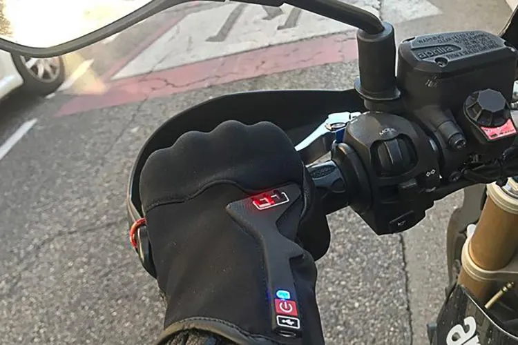 Toulouse: Ils créent un gant connecté pour prévenir les motards du danger