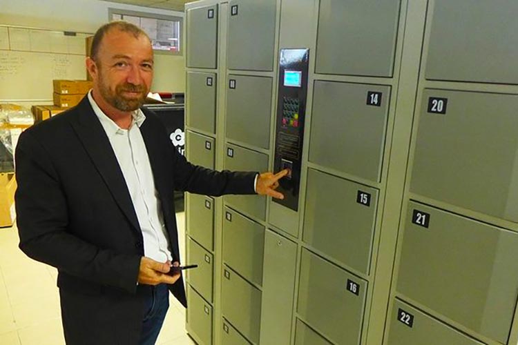 Côte d’Azur: Le portable bientôt interdit au collège, une société crée des casiers pour les garder et les recharger