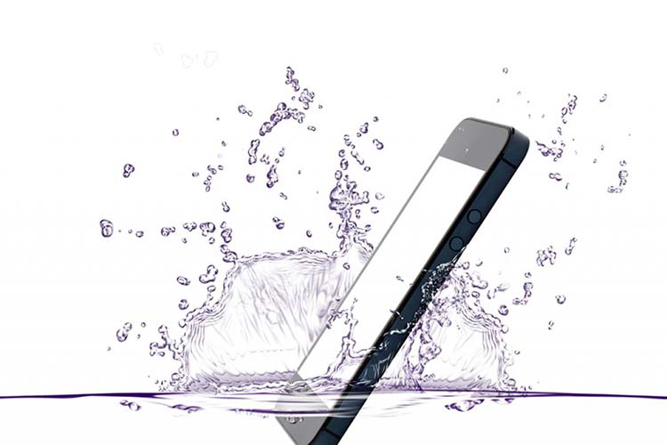 Comment réparer un smartphone tombé dans l’eau ?