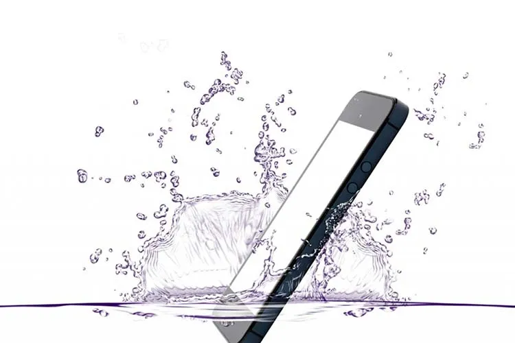 Comment réparer un smartphone tombé dans l’eau ?