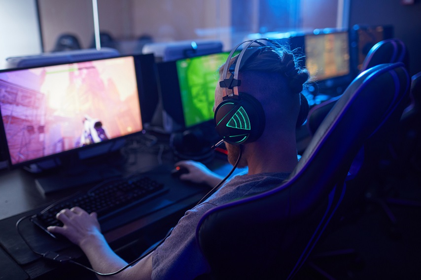 homme jouant sur PC