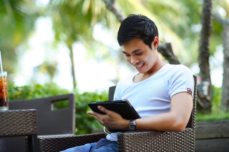 homme utilisant une application
