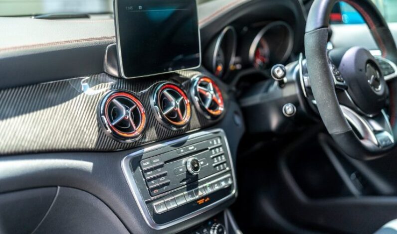 Top_5_des_interfaces_d_infodivertissement_des_constructeurs_automobiles