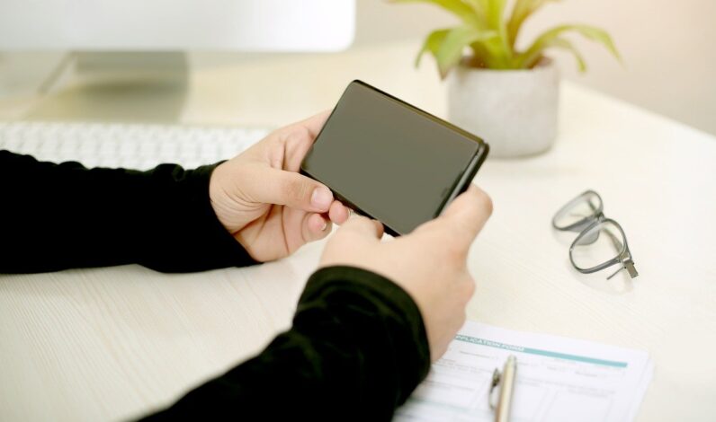 Comment_protéger_votre_vie_privée_avec_les_vitres_teintées_pour_téléphone_?